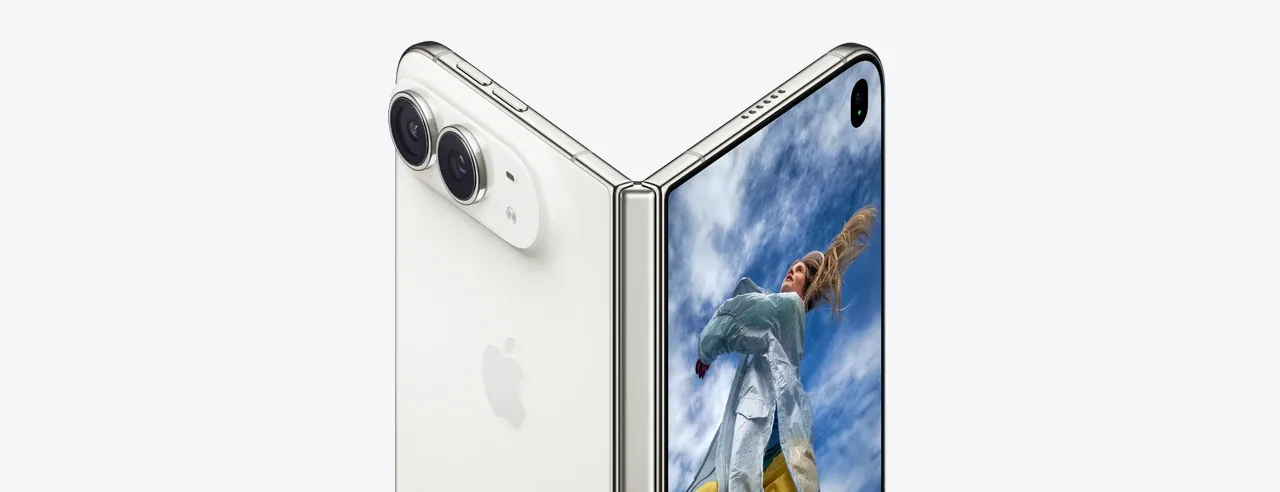 iPhone Duo à demi ouvert, vu de dos : deux caméras sur un dos clair, la charnière, et l'écran externe qui affiche une photo de ciel.