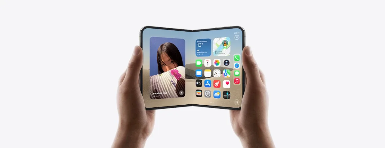 iPhone Duo ouvert à plat, tenu à deux mains, affichant un écran d'accueil avec une photo et des widgets côte à côte.
