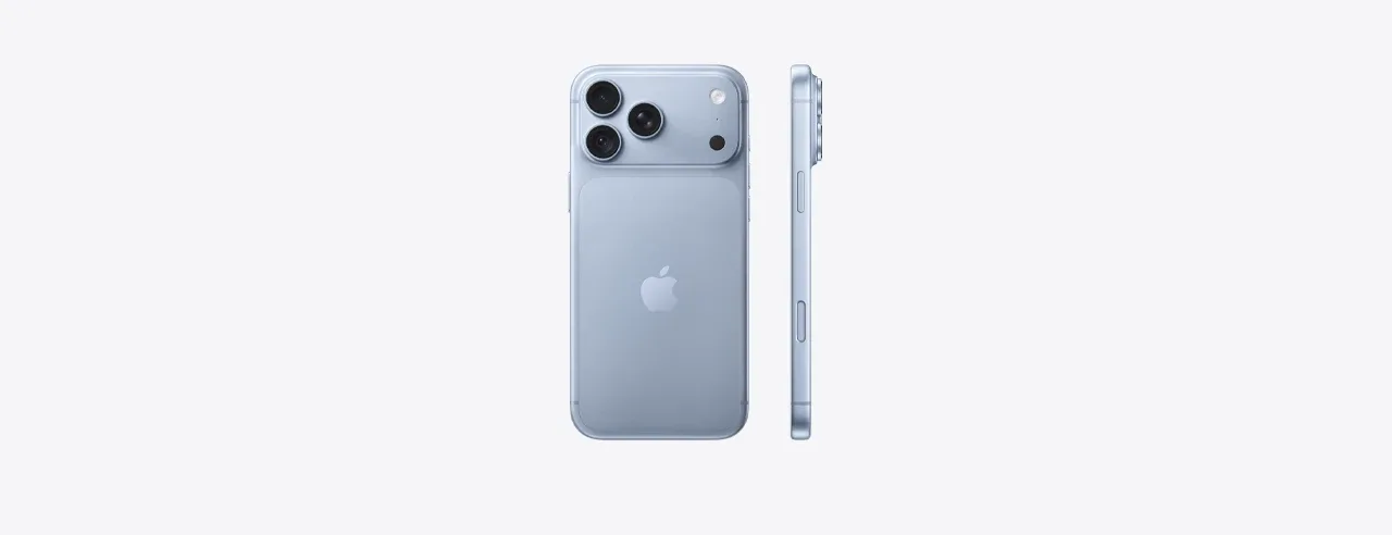iPhone 18 Pro bleu clair vu de dos et de profil : bloc caméra en haut, tranche fine avec les boutons.