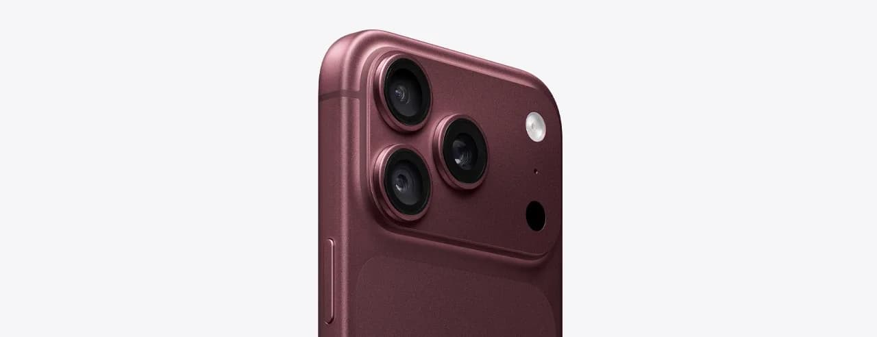 Gros plan sur le bloc de trois caméras de l'iPhone 18 Pro en finition Bordeaux.